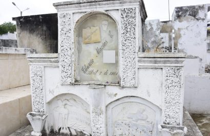 La tumba de Tiburcio Macías, es una de las más antiguas en el cementerio general de Portoviejo.
