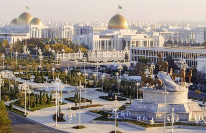 En Turkmenistán se imponen prohibiciones insólitas como teñirse el pelo, mencionar el coronavirus, conducir autos que no sean blancos y que los menores de 40 años lleven barba, entre otras restricciones.