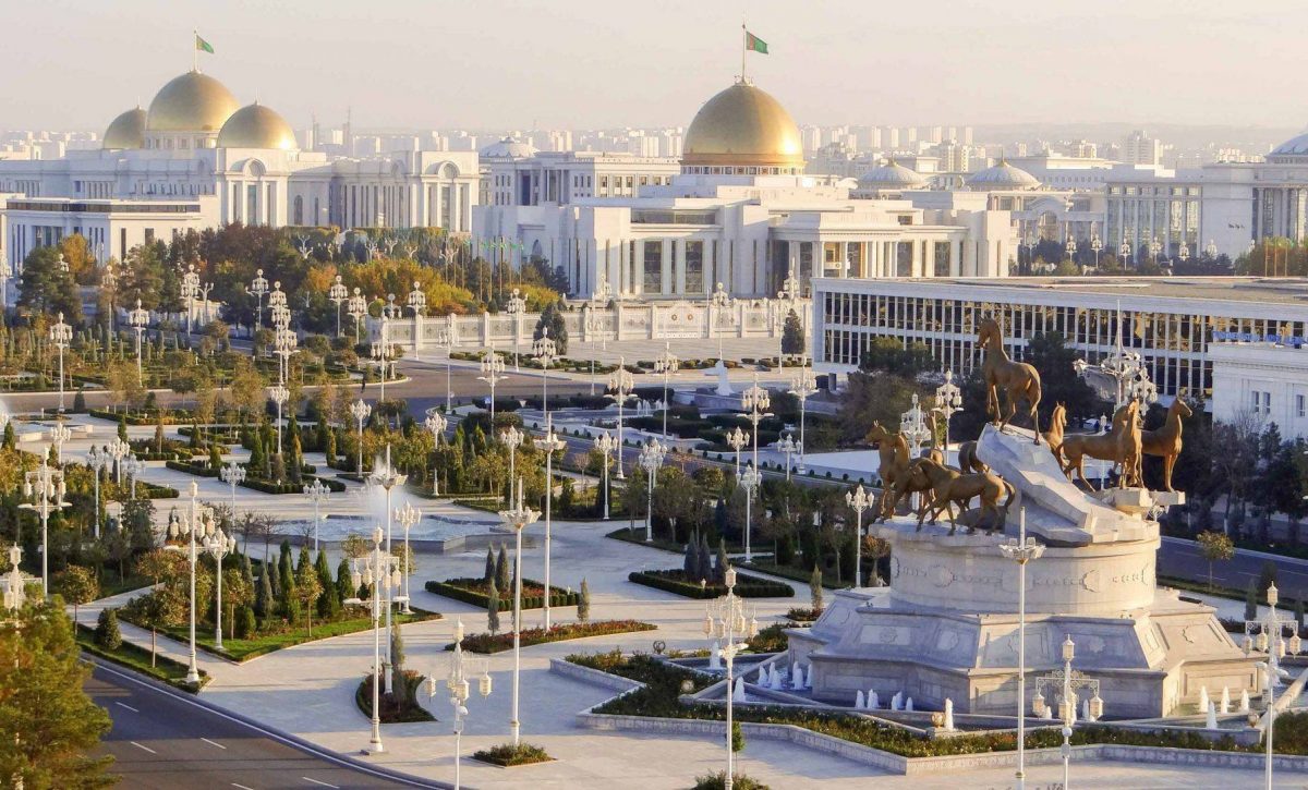 En Turkmenistán se imponen prohibiciones insólitas como teñirse el pelo, mencionar el coronavirus, conducir autos que no sean blancos y que los menores de 40 años lleven barba, entre otras restricciones.