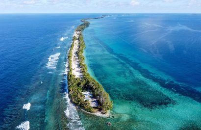 Vista aérea del extremo sur de la isla de Funafuti, en Tuvalu. En todo el mundo, el aumento del nivel del mar está invadiendo las regiones costeras. (foto National Geographic).