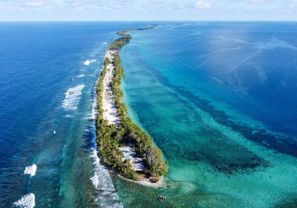 Vista aérea del extremo sur de la isla de Funafuti, en Tuvalu. En todo el mundo, el aumento del nivel del mar está invadiendo las regiones costeras. (foto National Geographic).