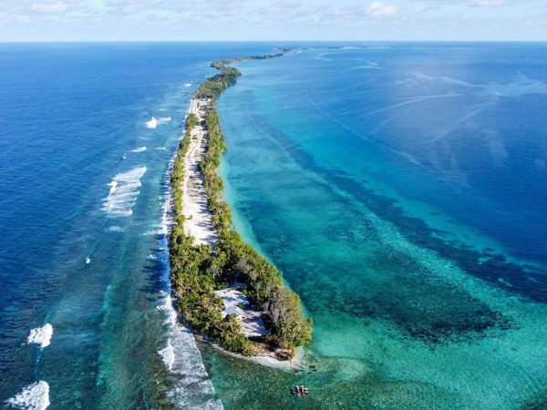 Vista aérea del extremo sur de la isla de Funafuti, en Tuvalu. En todo el mundo, el aumento del nivel del mar está invadiendo las regiones costeras. (foto National Geographic).