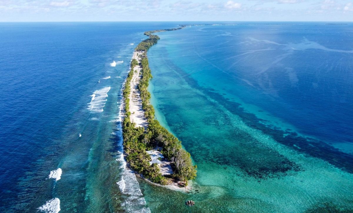 Vista aérea del extremo sur de la isla de Funafuti, en Tuvalu. En todo el mundo, el aumento del nivel del mar está invadiendo las regiones costeras. (foto National Geographic).