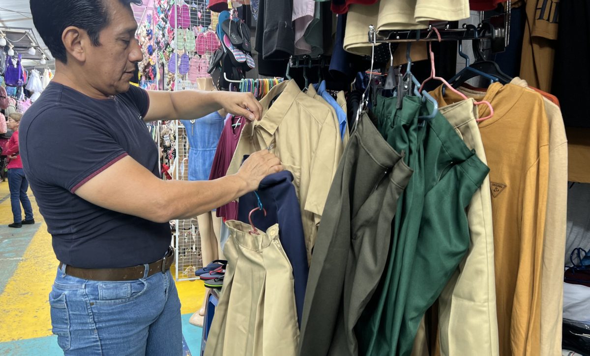 Eduardo Martínez, asegura que los comerciantes se están abasteciendo de a poco, con artículos de la temporada escolar.