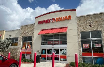 Un Family Dollar ubicado en la avenida Griffin, en Fort Lauderdale, Florida, punto de referencia para muchos migrantes que buscan productos accesibles cerca de casa. (Kike Perdomo)