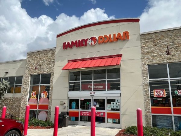 Un Family Dollar ubicado en la avenida Griffin, en Fort Lauderdale, Florida, punto de referencia para muchos migrantes que buscan productos accesibles cerca de casa. (Kike Perdomo)