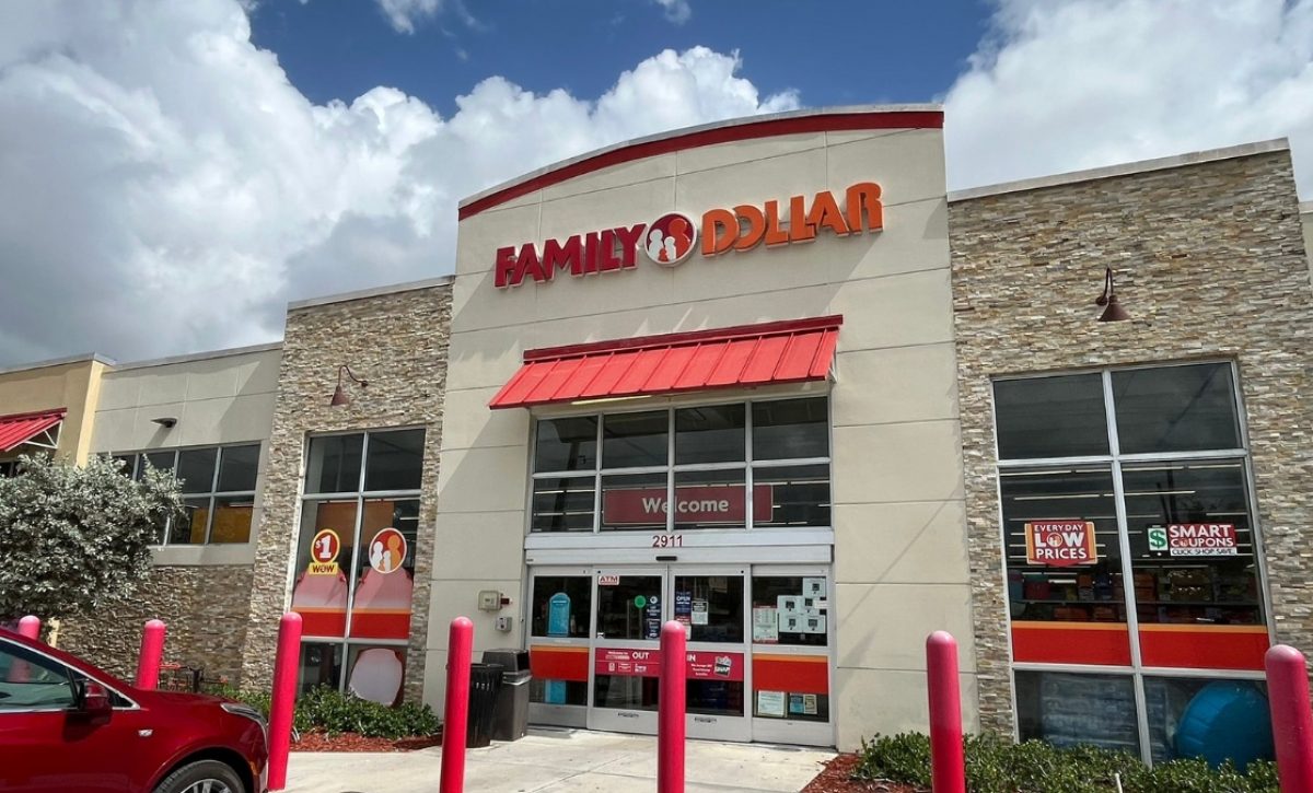 Un Family Dollar ubicado en la avenida Griffin, en Fort Lauderdale, Florida, punto de referencia para muchos migrantes que buscan productos accesibles cerca de casa. (Kike Perdomo)