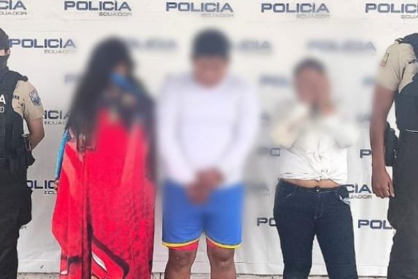 Un agente de tránsito asesinado y otro herido de bala dejó un ataque armado dentro de una urbanización privada en Machala, provincia de El Oro.