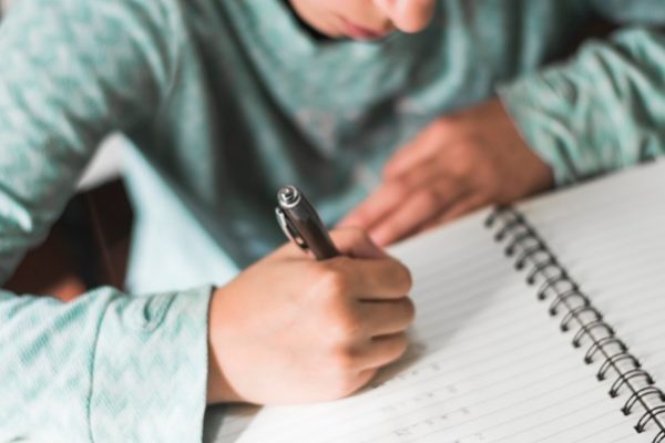 Un alumno trabajando sus materiales educativos. Foto con fines ilustrativos.