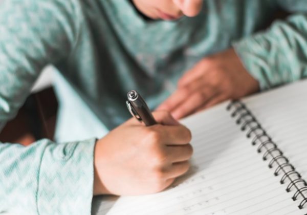 Un alumno trabajando sus materiales educativos. Foto con fines ilustrativos.