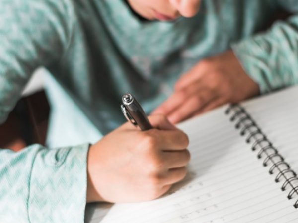 Un alumno trabajando sus materiales educativos. Foto con fines ilustrativos.