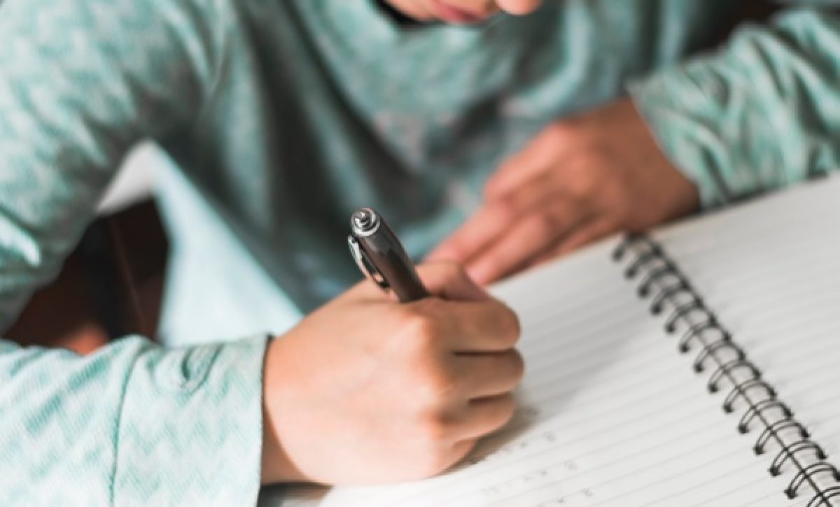 Un alumno trabajando sus materiales educativos. Foto con fines ilustrativos.