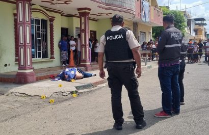 Un armador pesquero (dueño de barco), identificado como Ramón Arcentales, de 52 años, cayó asesinado de varios disparos.