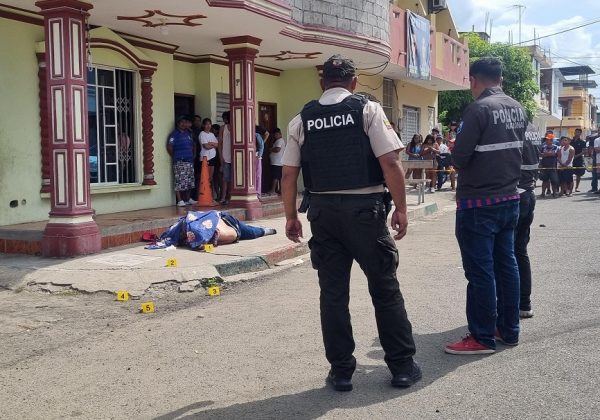 Un armador pesquero (dueño de barco), identificado como Ramón Arcentales, de 52 años, cayó asesinado de varios disparos.