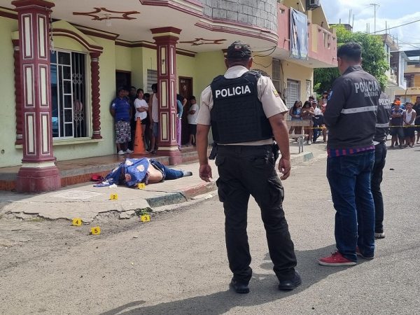 Un armador pesquero (dueño de barco), identificado como Ramón Arcentales, de 52 años, cayó asesinado de varios disparos.