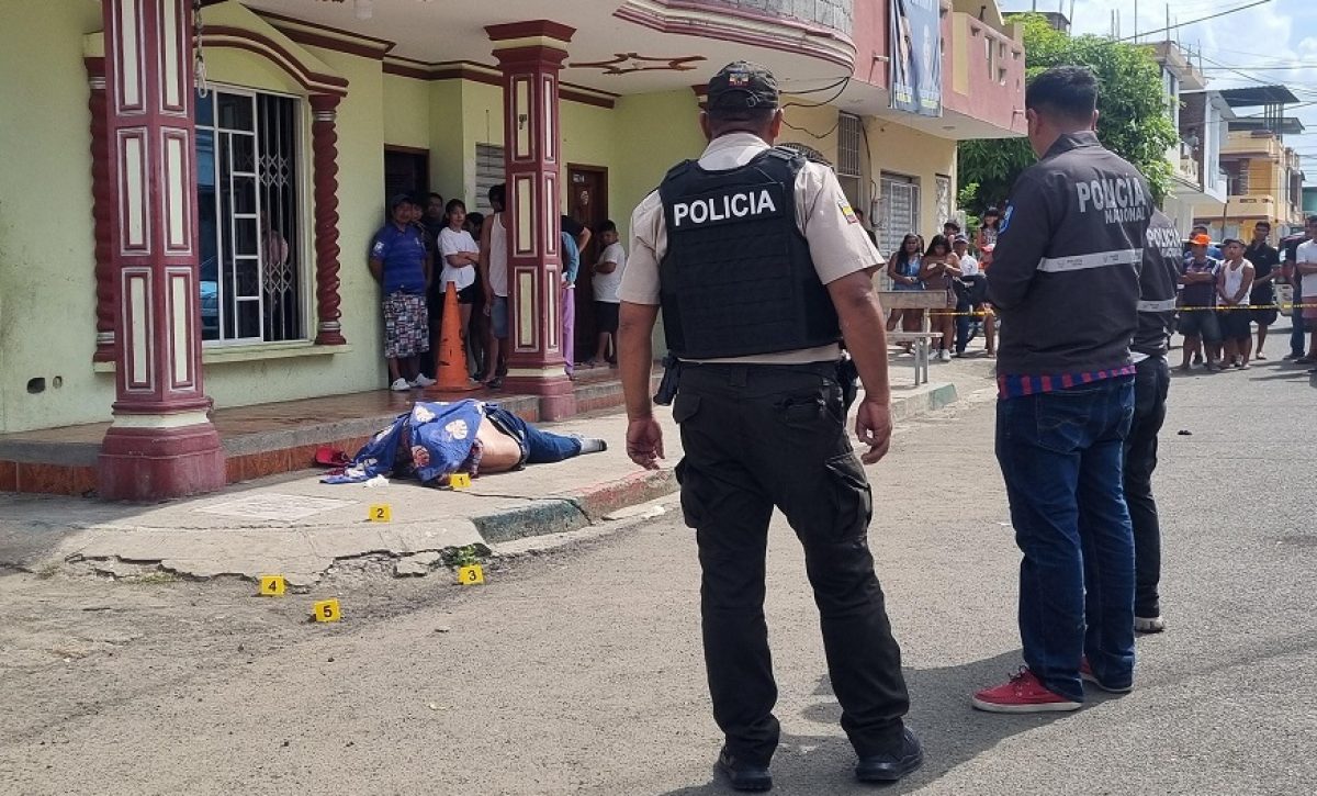 Un armador pesquero (dueño de barco), identificado como Ramón Arcentales, de 52 años, cayó asesinado de varios disparos.