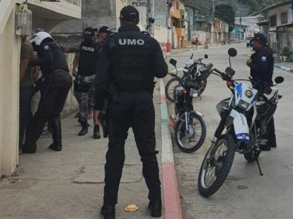 Un ataque armado registrado en una parada de buses del barrio Aire Libre, al sur de Esmeraldas, dejó un hombre asesinado y un menor de edad herido.