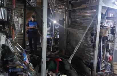 Un atentado con explosivos destruyó cinco locales comerciales en La Bahía, el principal sector comercial de Guayaquil.