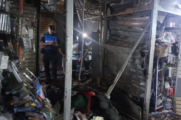 Un atentado con explosivos destruyó cinco locales comerciales en La Bahía, el principal sector comercial de Guayaquil.