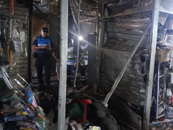 Un atentado con explosivos destruyó cinco locales comerciales en La Bahía, el principal sector comercial de Guayaquil.