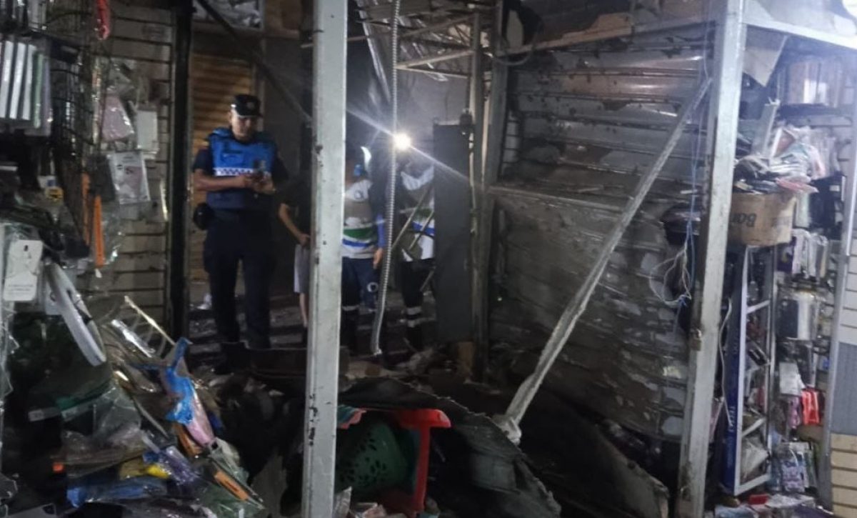 Un atentado con explosivos destruyó cinco locales comerciales en La Bahía, el principal sector comercial de Guayaquil.