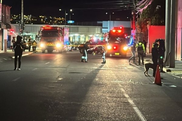 Un atentado con explosivos ocurrió en el norte de Quito y dejó varias personas heridas y dos vehículos dañados.