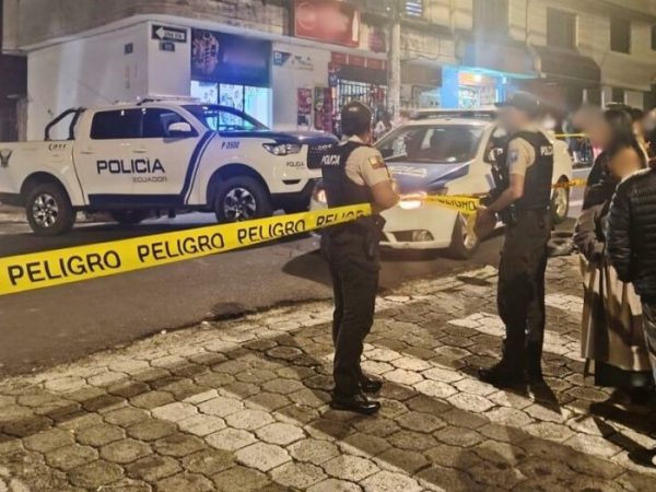 Un barbero asesinado de varios disparos, en su peluquería, dejó como saldo un ataque armado registrado en Carcelén Bajo, norte de Quito.