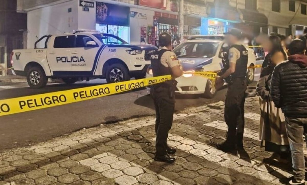 Un barbero asesinado de varios disparos, en su peluquería, dejó como saldo un ataque armado registrado en Carcelén Bajo, norte de Quito.