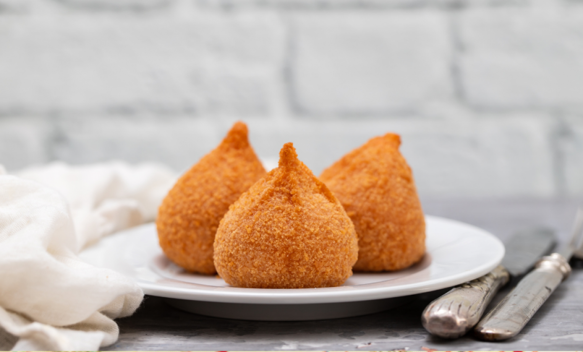 Un bocado brasileño inspirado en un príncipe Así se prepara la coxinha de frango perfecta