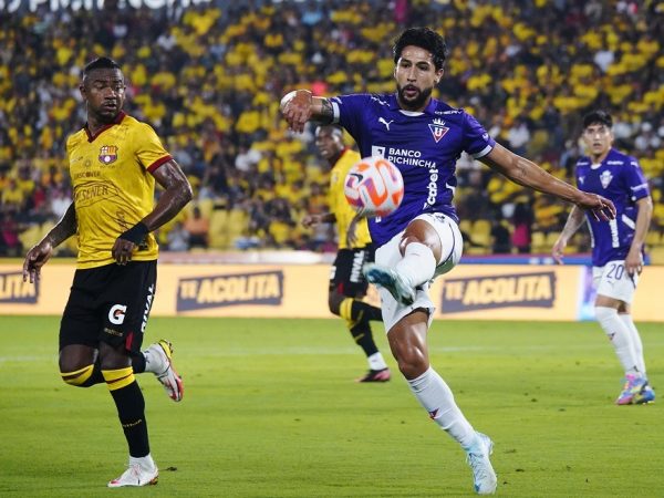 Un bonito gol de Fernando Cornejo al minuto 36 aseguró el triunfo de Liga de Quito por 1-0 sobre Barcelona SC en el estadio Monumental