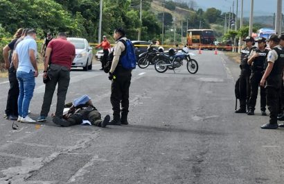 Un cabo primero de la Policía Nacional, identificado como Cristhian Paúl Chávez, fue asesinado la mañana de este miércoles 2 de julio en la vía Portoviejo–Montecristi.