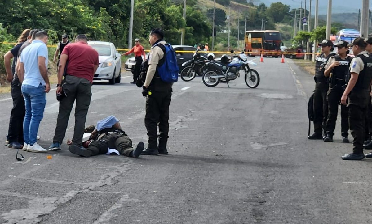 Un cabo primero de la Policía Nacional, identificado como Cristhian Paúl Chávez, fue asesinado la mañana de este miércoles 2 de julio en la vía Portoviejo–Montecristi.