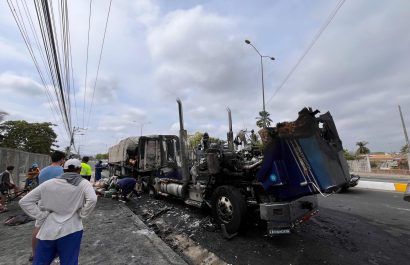 Un camión cargado de bebidas gaseosas se incendia en la vía Crucita-Portoviejo