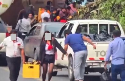 Un camión que transportaba cajas de cerveza se volcó la mañana de este lunes 5 de mayo en Sucumbíos, en el Oriente ecuatoriano.