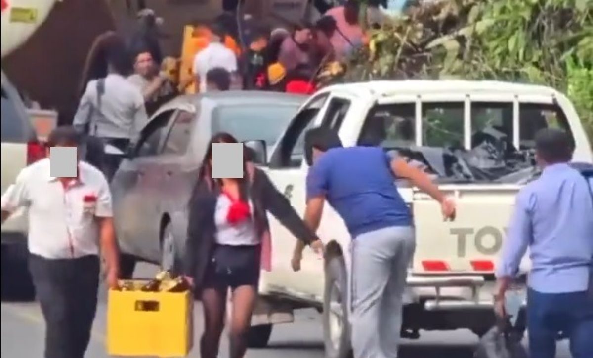 Un camión que transportaba cajas de cerveza se volcó la mañana de este lunes 5 de mayo en Sucumbíos, en el Oriente ecuatoriano.