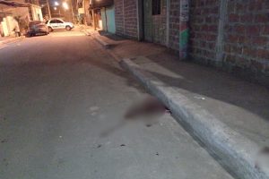 Miguel Alejandro Daza Chávez, de 32 años (alias "Ratón de Iglesias"), y Steven Alejandro Quiroz Moreira, de 28 años (alias "Cangri"), fueron asesinados a balazos el 20 de septiembre de 2025 a las 04:00 en el sector Puerto Arturo, Chone, Manabí, Ecuador, en un ataque que la Policía investiga como posible ajuste de cuentas ligado al microtráfico, dejando nueve vainas percutidas en la escena. Desarrollo de la nota: La madrugada del sábado 20 de septiembre de 2025, una ráfaga de disparos irrumpió en el sector Puerto Arturo, un barrio humilde del cantón Chone, provincia de Manabí. Miguel Alejandro Daza Chávez, de 32 años, conocido como alias "Ratón de Iglesias", y Steven Alejandro Quiroz Moreira, de 28 años, alias "Cangri", fueron atacados mientras se encontraban en la vía pública. Los disparos, que despertaron a familias enteras, acabaron con sus vidas en minutos, dejando a los vecinos en pánico. Testigos, aún conmocionados, relataron que las detonaciones sonaron alrededor de las 04:00. "Salimos asustados; era como una guerra", dijo un morador que prefirió el anonimato. La Policía Nacional llegó tras alertas al ECU-911, confirmando el doble homicidio. Agentes de Criminalística y la Dirección Nacional de Delitos contra la Vida (Dinased) recolectaron nueve vainas percutidas calibre 9 mm, fijadas como indicios para determinar si un solo arma causó las muertes. Familiares de Daza Chávez inicialmente impidieron el levantamiento del cuerpo, tendido en la vía, pero accedieron minutos después. El de Quiroz Moreira, hallado en un domicilio cercano en Bellavista Alta, fue llevado al centro forense de Manta para autopsia. Ambos presentaban múltiples heridas de bala. Un allegado de Daza, visiblemente afectado, comentó: "Tenía dos meses de salir de prisión; no dio más detalles, solo que sabía por qué mataron a su familiar". Escena de terror en Puerto Arturo Puerto Arturo, un barrio periférico de Chone, se convirtió en escenario de horror. Los disparos, intensos y prolongados, alertaron a decenas de hogares. Vecinos se asomaron desde ventanas, temiendo lo peor. "Ya no dormimos tranquilos; los tiros nos despertaron y vivimos con miedo", dijo una residente, reflejando la creciente inseguridad. La Policía acordonó la zona para pericias. Dinased analiza las vainas para balística. El fiscal de turno autorizó el levantamiento, ordenando traslados a Manta. Daza Chávez registraba antecedentes por robo, tráfico ilícito de drogas y tenencia de armas. Quiroz Moreira tenía procesos por robo y hurto. Ambos se vinculan a organizaciones delictivas en la provincia, aunque las autoridades evitan especulaciones. Un oficial de Dinased, que pidió anonimato, afirmó: "Investigamos causas; preliminarmente, apunta a ajuste de cuentas por microtráfico". La familia de las víctimas, enlutada, exige justicia sin revelar motivos. Contexto de violencia en Chone y Manabí Chone, cantón de Manabí, enfrenta una escalada de violencia ligada al crimen organizado. En 2025, Manabí registró 769 muertes violentas hasta agosto, un 52% más que en 2024, según datos del Ministerio del Interior . Chone contribuye con al menos 50 casos, superando a cantones como Jipijapa (10), pero por debajo de Manta (357) y Portoviejo (235) hasta el 21 de agosto . El 94% de homicidios en Ecuador en 2025 se relaciona con crimen organizado, según el Proyecto de Ley Orgánica para Desarticular la Economía Criminal del Ejecutivo . En Manabí, disputas entre Los Choneros y Los Lobos por rutas de cocaína impulsan el microtráfico, con extorsiones vinculadas a 50 casos en Chone y Tosagua desde agosto . En junio de 2025, un secretario de Fiscalía murió baleado en la vía Chone-Tosagua, sumando a 502 homicidios en Manabí hasta entonces . Históricamente, Chone vio un pico en 2024 con 1.946 homicidios provinciales, un 15% más que en 2023, según OECO . El 90% de crímenes ligan a bandas como Tiguerones y Chone Killers, con disputas territoriales . Investigación en curso Dinased lidera la pesquisa. Analiza vainas para calibre y arma. Busca testigos y cámaras. El fiscal autorizó autopsias en Manta. Velasteguí, jefe de Policía en Manabí, dijo: “Reforzamos inteligencia; estos ajustes de cuentas no quedarán impunes”. Piden denuncias al 1800 Delito. La familia, en duelo, no revela motivos. Un pariente de Daza confirmó su salida de prisión hace dos meses, pero omitió detalles. Alarma en Puerto Arturo Puerto Arturo, barrio vulnerable, clama seguridad. En 2025, Chone suma 50 homicidios, impulsados por microtráfico . Vecinos exigen patrullajes. “No podemos dormir; los tiros son diarios”, dijo una moradora. En 2024, Manabí tuvo 1.946 homicidios, 15% más que 2023 . El 94% liga a crimen organizado . La Policía, con 177.000 operativos en 2025, refuerza Chone. Este doble crimen, posiblemente por drogas, evidencia vulnerabilidad. Mientras Dinased avanza, Puerto Arturo llora y exige paz. Un charco de sangre quedó en el lugar donde cayeron sin vida las víctimas.