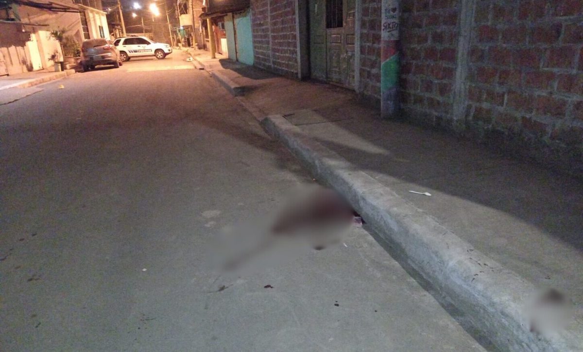 Miguel Alejandro Daza Chávez, de 32 años (alias "Ratón de Iglesias"), y Steven Alejandro Quiroz Moreira, de 28 años (alias "Cangri"), fueron asesinados a balazos el 20 de septiembre de 2025 a las 04:00 en el sector Puerto Arturo, Chone, Manabí, Ecuador, en un ataque que la Policía investiga como posible ajuste de cuentas ligado al microtráfico, dejando nueve vainas percutidas en la escena. Desarrollo de la nota: La madrugada del sábado 20 de septiembre de 2025, una ráfaga de disparos irrumpió en el sector Puerto Arturo, un barrio humilde del cantón Chone, provincia de Manabí. Miguel Alejandro Daza Chávez, de 32 años, conocido como alias "Ratón de Iglesias", y Steven Alejandro Quiroz Moreira, de 28 años, alias "Cangri", fueron atacados mientras se encontraban en la vía pública. Los disparos, que despertaron a familias enteras, acabaron con sus vidas en minutos, dejando a los vecinos en pánico. Testigos, aún conmocionados, relataron que las detonaciones sonaron alrededor de las 04:00. "Salimos asustados; era como una guerra", dijo un morador que prefirió el anonimato. La Policía Nacional llegó tras alertas al ECU-911, confirmando el doble homicidio. Agentes de Criminalística y la Dirección Nacional de Delitos contra la Vida (Dinased) recolectaron nueve vainas percutidas calibre 9 mm, fijadas como indicios para determinar si un solo arma causó las muertes. Familiares de Daza Chávez inicialmente impidieron el levantamiento del cuerpo, tendido en la vía, pero accedieron minutos después. El de Quiroz Moreira, hallado en un domicilio cercano en Bellavista Alta, fue llevado al centro forense de Manta para autopsia. Ambos presentaban múltiples heridas de bala. Un allegado de Daza, visiblemente afectado, comentó: "Tenía dos meses de salir de prisión; no dio más detalles, solo que sabía por qué mataron a su familiar". Escena de terror en Puerto Arturo Puerto Arturo, un barrio periférico de Chone, se convirtió en escenario de horror. Los disparos, intensos y prolongados, alertaron a decenas de hogares. Vecinos se asomaron desde ventanas, temiendo lo peor. "Ya no dormimos tranquilos; los tiros nos despertaron y vivimos con miedo", dijo una residente, reflejando la creciente inseguridad. La Policía acordonó la zona para pericias. Dinased analiza las vainas para balística. El fiscal de turno autorizó el levantamiento, ordenando traslados a Manta. Daza Chávez registraba antecedentes por robo, tráfico ilícito de drogas y tenencia de armas. Quiroz Moreira tenía procesos por robo y hurto. Ambos se vinculan a organizaciones delictivas en la provincia, aunque las autoridades evitan especulaciones. Un oficial de Dinased, que pidió anonimato, afirmó: "Investigamos causas; preliminarmente, apunta a ajuste de cuentas por microtráfico". La familia de las víctimas, enlutada, exige justicia sin revelar motivos. Contexto de violencia en Chone y Manabí Chone, cantón de Manabí, enfrenta una escalada de violencia ligada al crimen organizado. En 2025, Manabí registró 769 muertes violentas hasta agosto, un 52% más que en 2024, según datos del Ministerio del Interior . Chone contribuye con al menos 50 casos, superando a cantones como Jipijapa (10), pero por debajo de Manta (357) y Portoviejo (235) hasta el 21 de agosto . El 94% de homicidios en Ecuador en 2025 se relaciona con crimen organizado, según el Proyecto de Ley Orgánica para Desarticular la Economía Criminal del Ejecutivo . En Manabí, disputas entre Los Choneros y Los Lobos por rutas de cocaína impulsan el microtráfico, con extorsiones vinculadas a 50 casos en Chone y Tosagua desde agosto . En junio de 2025, un secretario de Fiscalía murió baleado en la vía Chone-Tosagua, sumando a 502 homicidios en Manabí hasta entonces . Históricamente, Chone vio un pico en 2024 con 1.946 homicidios provinciales, un 15% más que en 2023, según OECO . El 90% de crímenes ligan a bandas como Tiguerones y Chone Killers, con disputas territoriales . Investigación en curso Dinased lidera la pesquisa. Analiza vainas para calibre y arma. Busca testigos y cámaras. El fiscal autorizó autopsias en Manta. Velasteguí, jefe de Policía en Manabí, dijo: “Reforzamos inteligencia; estos ajustes de cuentas no quedarán impunes”. Piden denuncias al 1800 Delito. La familia, en duelo, no revela motivos. Un pariente de Daza confirmó su salida de prisión hace dos meses, pero omitió detalles. Alarma en Puerto Arturo Puerto Arturo, barrio vulnerable, clama seguridad. En 2025, Chone suma 50 homicidios, impulsados por microtráfico . Vecinos exigen patrullajes. “No podemos dormir; los tiros son diarios”, dijo una moradora. En 2024, Manabí tuvo 1.946 homicidios, 15% más que 2023 . El 94% liga a crimen organizado . La Policía, con 177.000 operativos en 2025, refuerza Chone. Este doble crimen, posiblemente por drogas, evidencia vulnerabilidad. Mientras Dinased avanza, Puerto Arturo llora y exige paz. Un charco de sangre quedó en el lugar donde cayeron sin vida las víctimas.