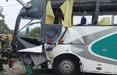 Un choque frontal entre dos buses de transporte de pasajeros dejó un saldo de un fallecido y varios heridos la mañana de este lunes