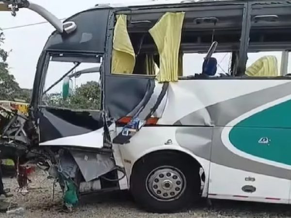 Un choque frontal entre dos buses de transporte de pasajeros dejó un saldo de un fallecido y varios heridos la mañana de este lunes
