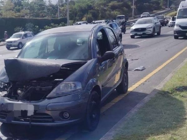 Un choque múltiple que involucró a seis vehículos, incluido un camión, se registró en la Ruta Viva, en el nororiente de Quito,