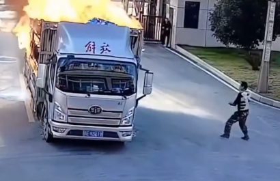 Un conductor en Jiangxi, China, llevó su camión cargado de aceite de pino y envuelto en llamas, directamente a una estación de bomberos.