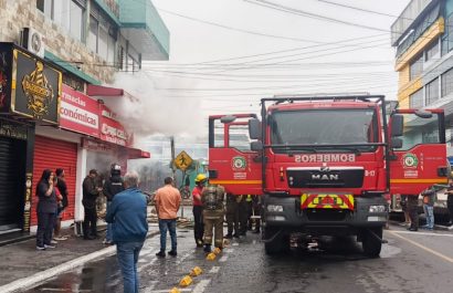 Un cortocircuito habría provocado incendio en tienda de celulares en Santo Domingo