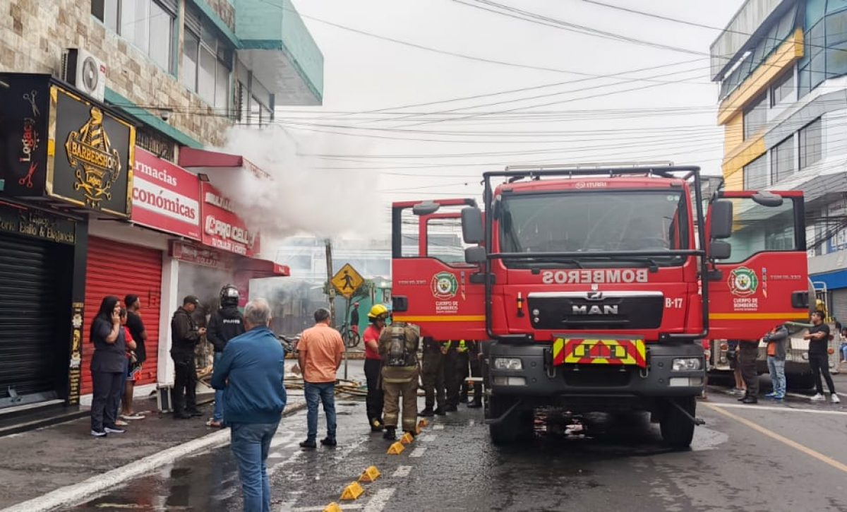 Un cortocircuito habría provocado incendio en tienda de celulares en Santo Domingo