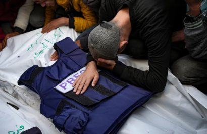 Un doble bombardeo israelí contra el Hospital Nasser en la Franja de Gaza dejó al menos 20 personas muertas, incluidos cinco periodistas.