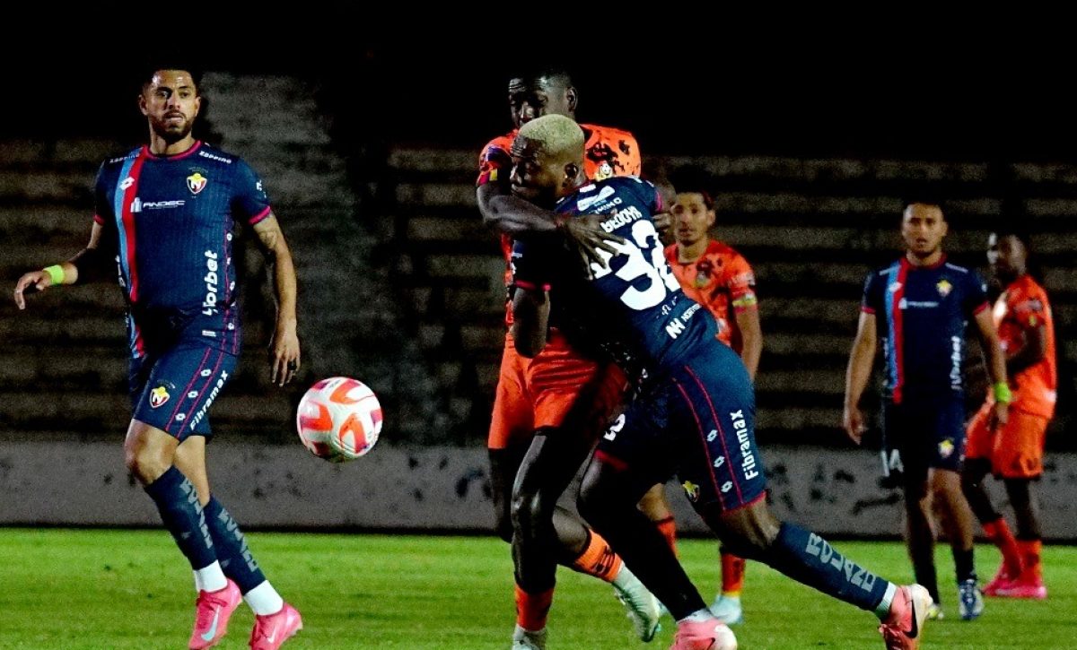 Un emocionante encuentro, en el que hubo cuatro goles, disputaron El Nacional y Libertad FC en el estadio La Cocha de Latacunga.