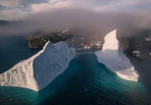 Un enorme iceberg, con dimensiones comparables a un rascacielos, se aproxima peligrosamente a la costa de Innaarsuit.