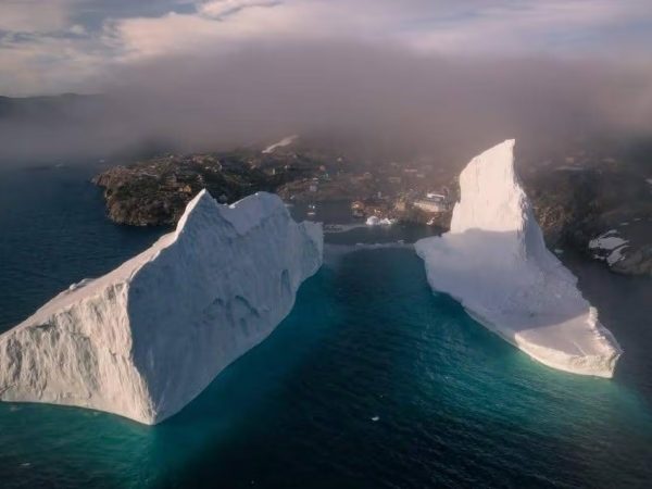 Un enorme iceberg, con dimensiones comparables a un rascacielos, se aproxima peligrosamente a la costa de Innaarsuit.
