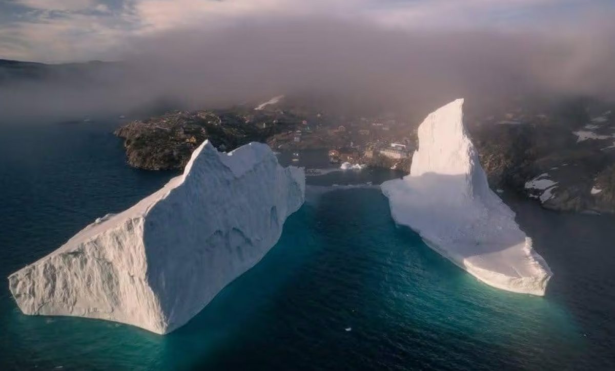 Un enorme iceberg, con dimensiones comparables a un rascacielos, se aproxima peligrosamente a la costa de Innaarsuit.