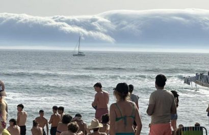 Un fenómeno atmosférico inusual, descrito como un tsunami de nubes, afectó este lunes 30 de junio de 2025 a tres ciudades costeras de Portugal.