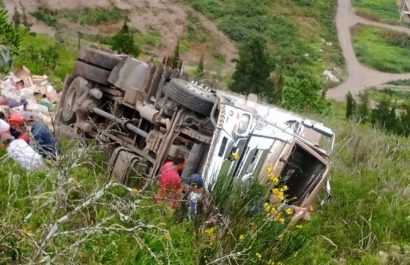 Un grave accidente de tránsito en la carretera E30, en el tramo Pelileo-Baños, provincia de Tungurahua, dejó un saldo de tres personas fallecidas